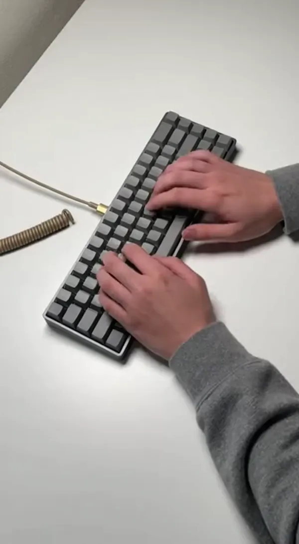 沉浸式 ASMR 敲键盘解压AI视频生成